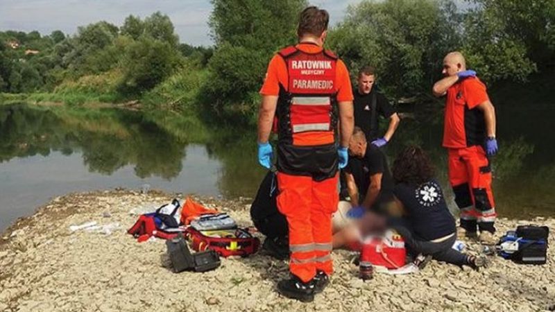 19-latek wskoczył do rzeki, by ratować tonącą parę. Matka widziała, jak znika pod wodą