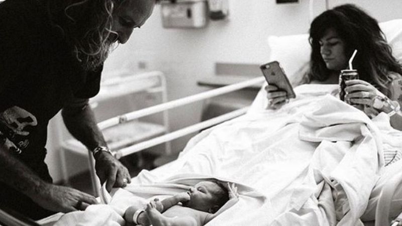 Wrzuciła do sieci zdjęcie tuż po porodzie. Zamiast noworodka trzymała w ręku telefon