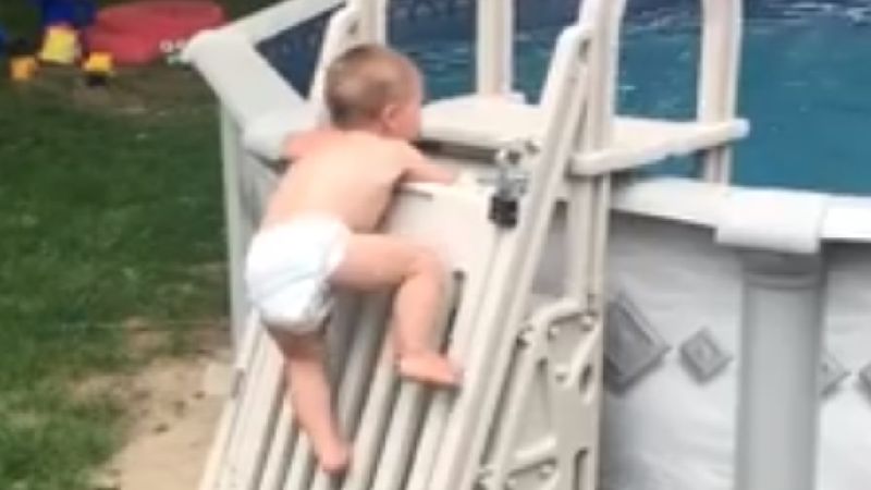 2-latek wspiął się po zabezpieczonym basenie. To przerażające nagranie daje do myślenia