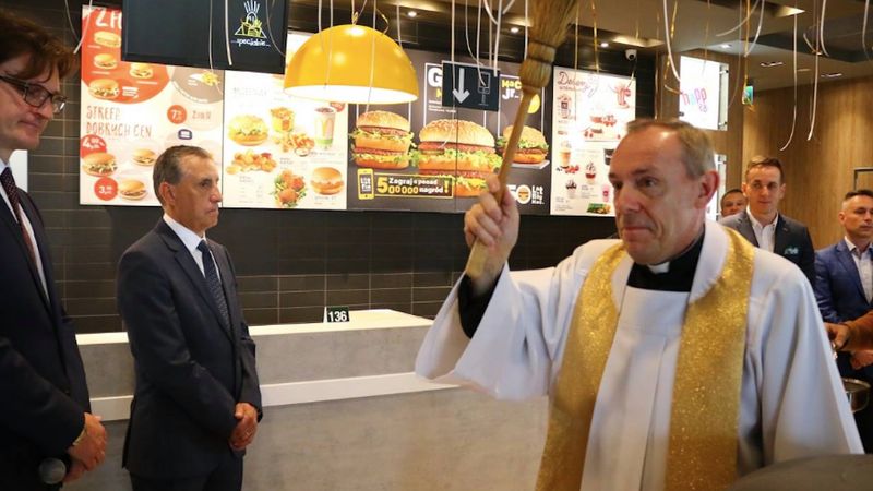 Ksiądz poświęcił nowo otwartą restaurację McDonald’s. Komentarze ludzi są bezlitosne