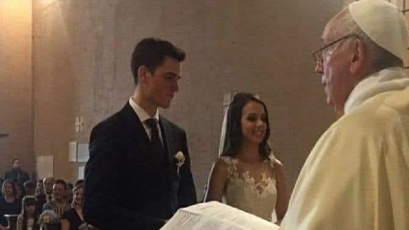 Młoda para nie wiedziała, kto będzie udzielał jej ślubu. Przy ołtarzu stał sam papież