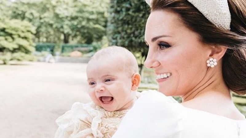 W sieci pojawiły się oficjalne zdjęcia z chrzcin trzeciego dziecka Kate i Williama. Są piękne!