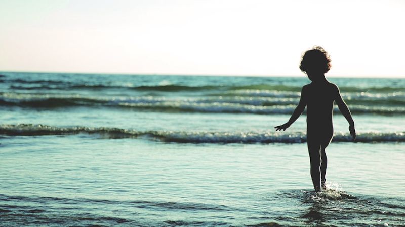 4-latka chodziła sama wzdłuż brzegu morza i płakała. Wołała mamę, ale nikt nie reagował