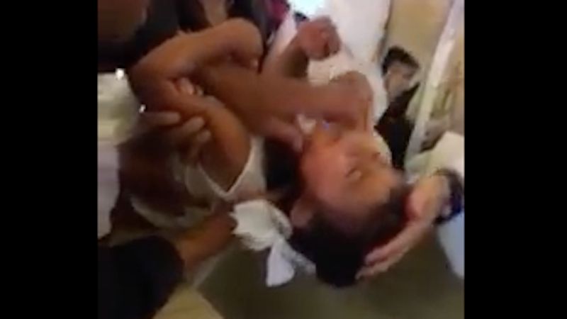 Mała dziewczynka wykrzykiwała przekleństwa w czasie chrztu. Tata ją spoliczkował