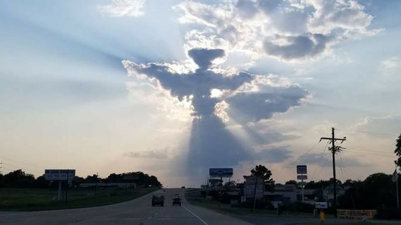 Zauważył że chmury ułożyły się w kształt anioła. To nie pierwszy raz, gdy widzi coś takiego