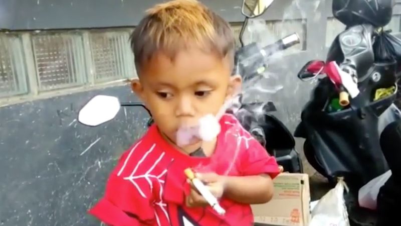 Ma 2 latka i wypala 40 papierosów na dzień. Własna matka kupuje mu to świństwo