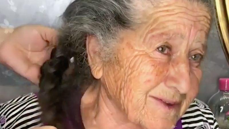 Wnuczka pomalowała i uczesała 80-letnią babcię. Odjęła jej tym sporo lat