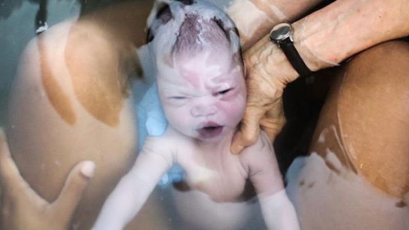 20 niezwykle intymnych zdjęć zrobionych w trakcie porodu lub tuż po nim