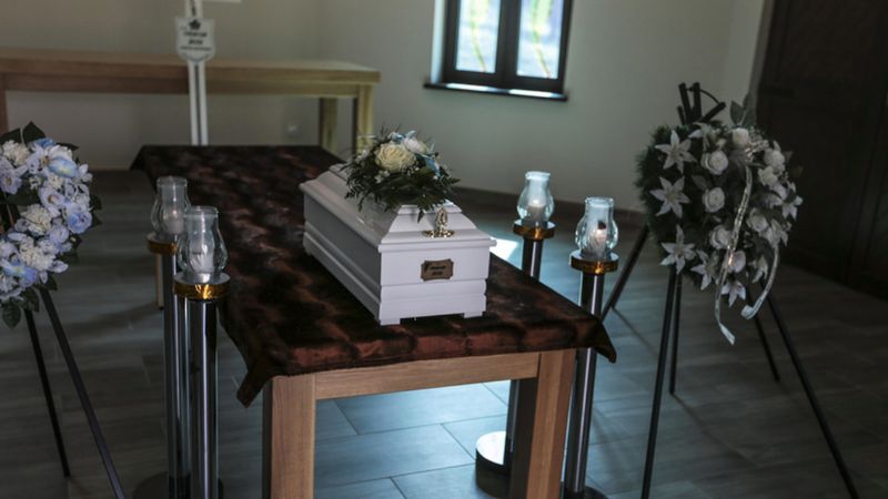Wczoraj odbył się pogrzeb maluszka wyłowionego z Odry. Na trumience napisano: „Chłopczyk Jasiu”
