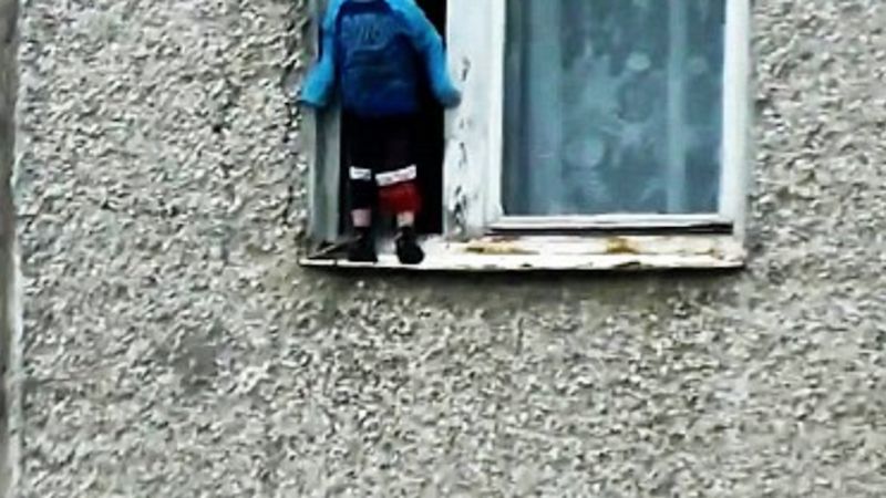 [Warszawa] 3-letni Fabian wypadł z okna z piątego piętra na beton. Chłopiec był pod opieką mamy