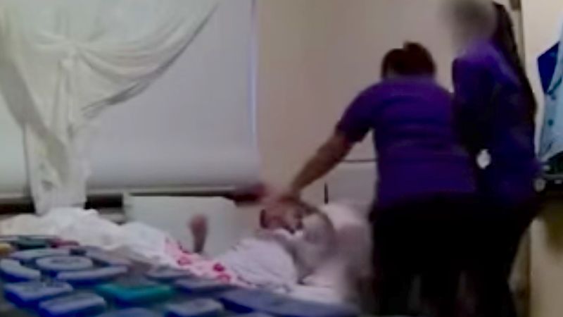 Szokujące nagranie, na którym opiekunki siłą zmuszają 92-latkę do położenia się do łóżka