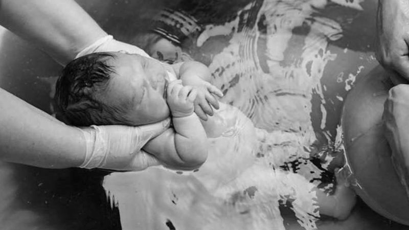 Po porodzie wzięła córeczkę na ręce. Przyglądała się jej buźce i czuła, że nie jest dobrze