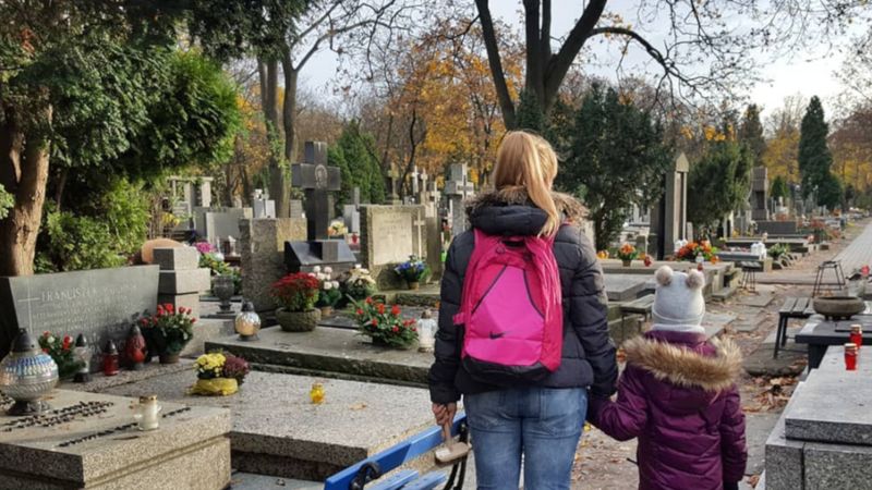 Skrzynecka wściekła się wizytą na cmentarzu. Jej rodzinny grób został okradziony