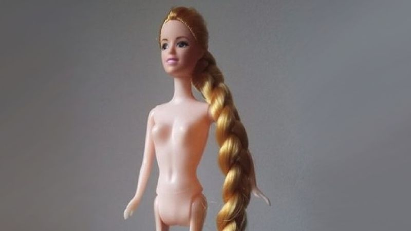 3-latka dostała Barbie od przedszkolanki. Rodzice są oburzeni wyglądem nóg lalki