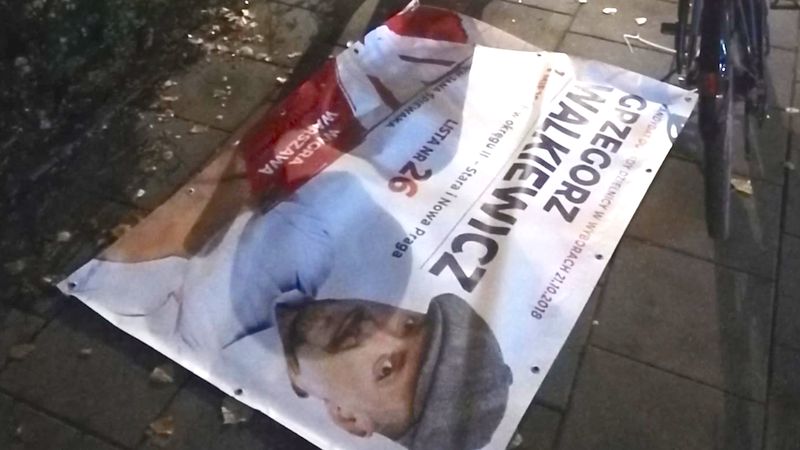 Kandydat na radnego tuż po wyborach objechał sam Warszawę i sprzątnął plakaty promujące go