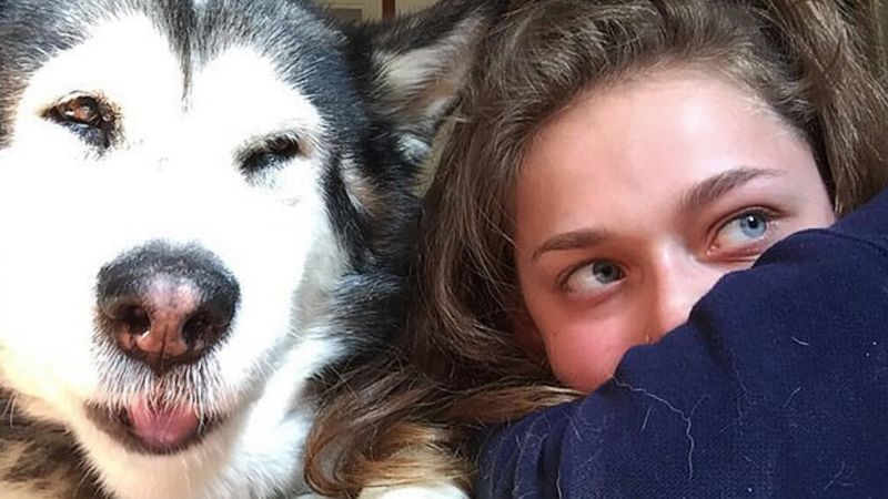 18-latka nie mogła się pogodzić ze śmiercią swojego psa. Wytatuowała się jego prochami