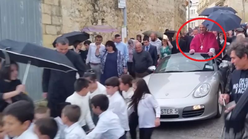 Biskup stał w Porsche, a dzieci ciągnęły je za grube liny. Duchowny nie widzi w tym nic złego
