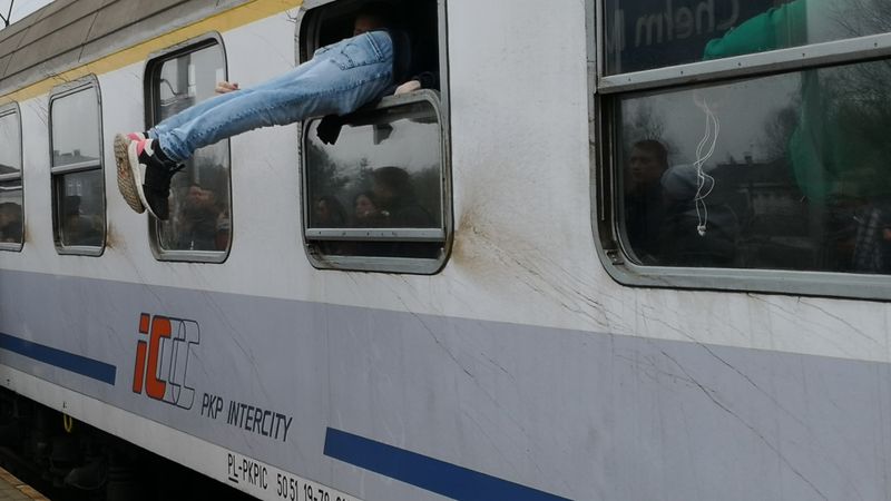 PKP podstawiło pociąg tylko z jednym wagonem. Pasażerowie wskakiwali do niego oknami