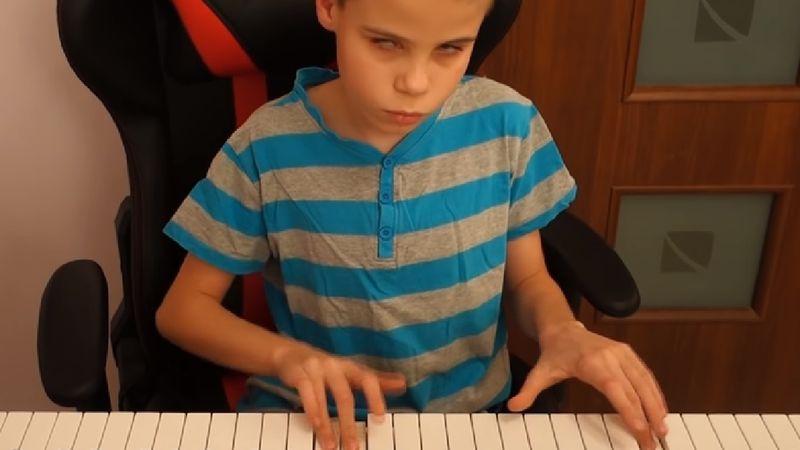 Niewidomy 13-latek zagrał na pianinie „Weź nie pytaj”. Ta wersja podbiła serca Polaków