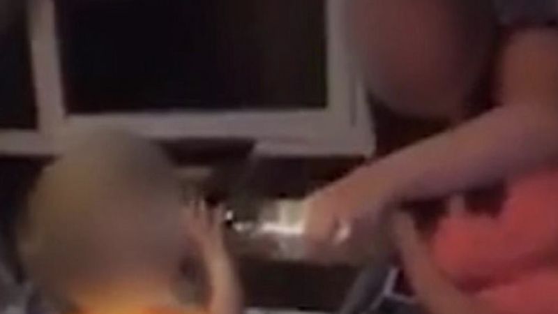 Matka dała dziecku do napicia się butelkę z winem. Szokujący film wyciekł do sieci