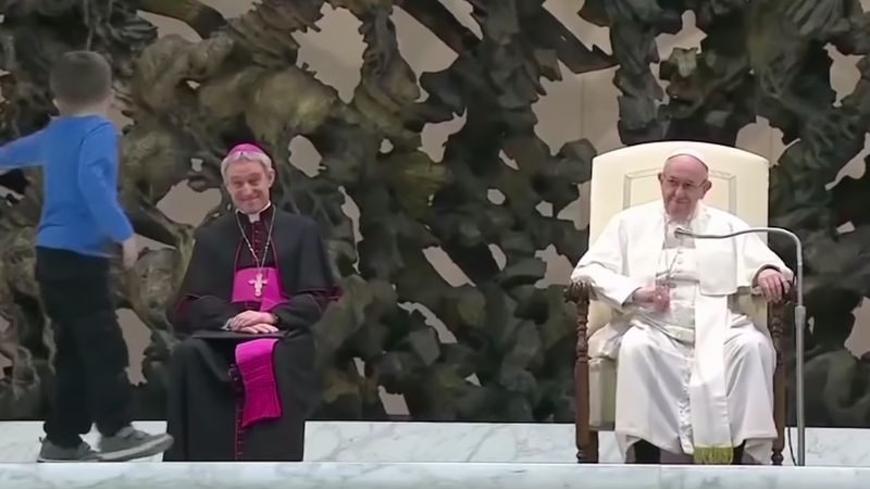 5-latek wtargnął na podest, gdzie siedział papież. To wideo podbiło serca Internautów