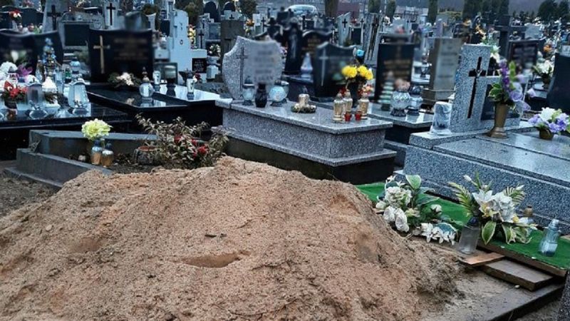 W pierwszy dzień świąt poszli na cmentarz. Na miejscu nagrobka leżała sterta piachu