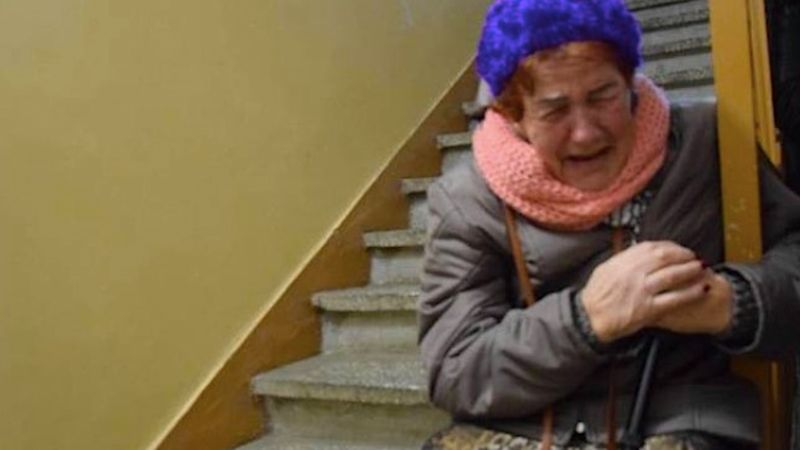 72-latka koczuje na klatce schodowej. Rodzina partnera nie chce wpuścić jej do mieszkania