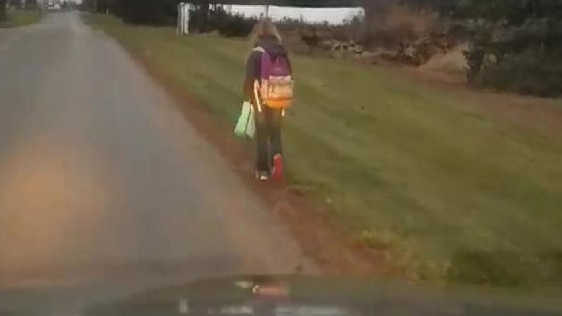 Kazał 10-letniej córce iść 8 km do szkoły. Sam jechał za nią samochodem i wszystko nagrywał