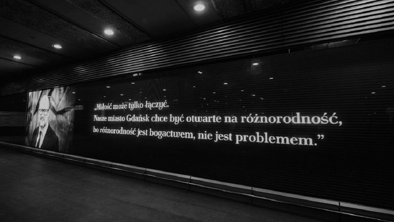 W Warszawie upamiętniono tragicznie zmarłego Pawła Adamowicza. „Miłość może tylko łączyć”