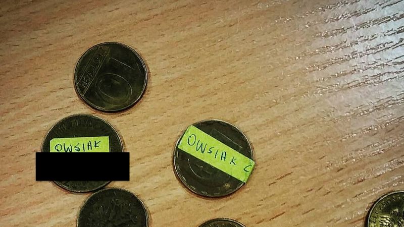 Wolontariusz znalazł w puszce WOŚP monety z naklejkami. To kolejna forma nienawiści