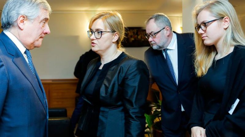 Żona Adamowicza w Parlamencie Europejskim. Pojawiła się tam razem ze starszą córką