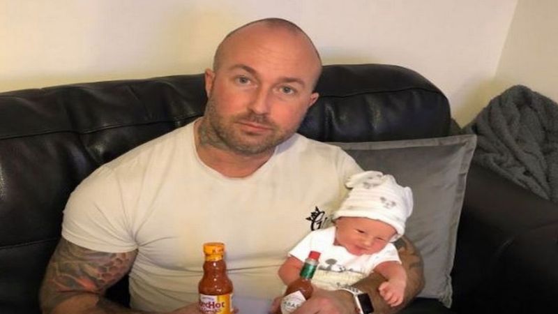 Policja dostała zgłoszenie, że ojciec nakarmił pięciodniowego noworodka pikantnym sosem