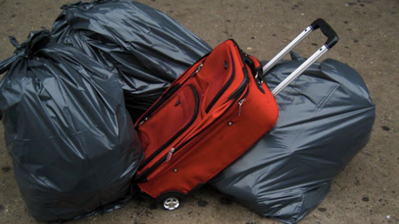 Bezdomna znalazła na śmietniku walizkę. Wewnątrz znajdowało się ciało 27-letniej kobiety