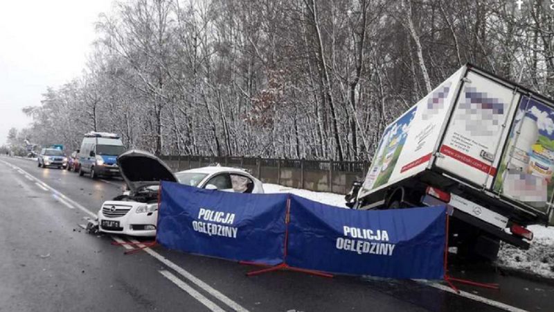 Śmiertelny wypadek pod Łodzią. Zdjęcia z miejsca zdarzenia pokazują skalę tragedii