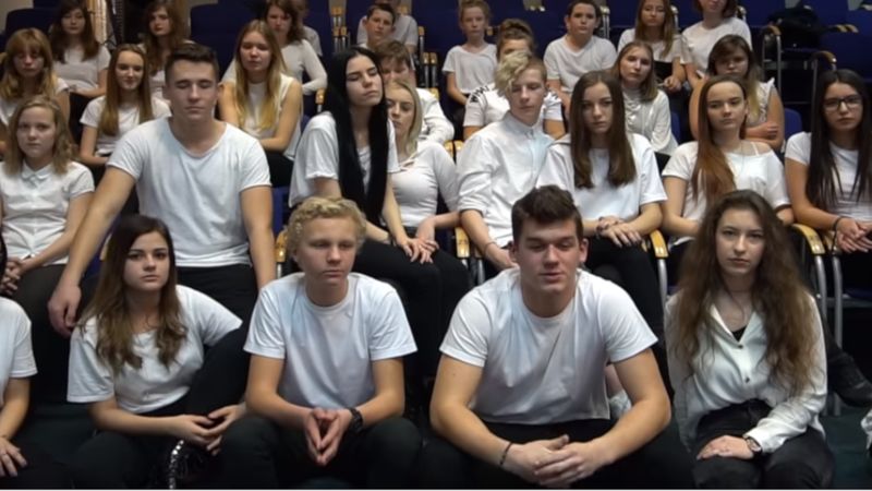 Uczniowie z Dąbrowy Górniczej nagrali swoją wersję znanej piosenki. Trudno się nie wzruszyć