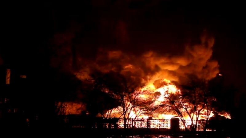 Ponad 150 strażaków walczyło z potwornym pożarem. Ogień pochłonął 300 ton zużytych opon