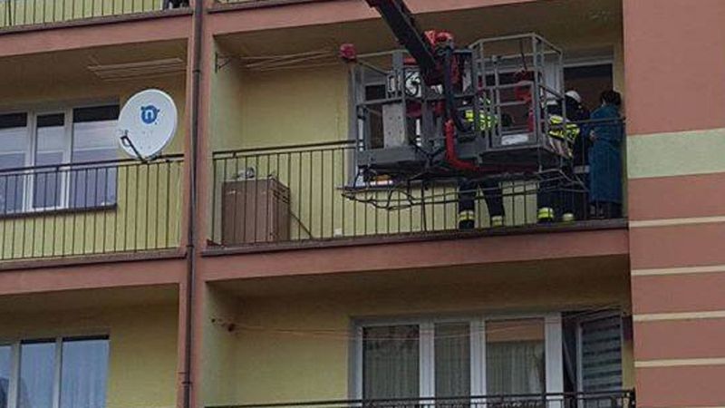 2-latek ze Szczecinka zamknął babcię na balkonie. Strażacy musieli z nim negocjować