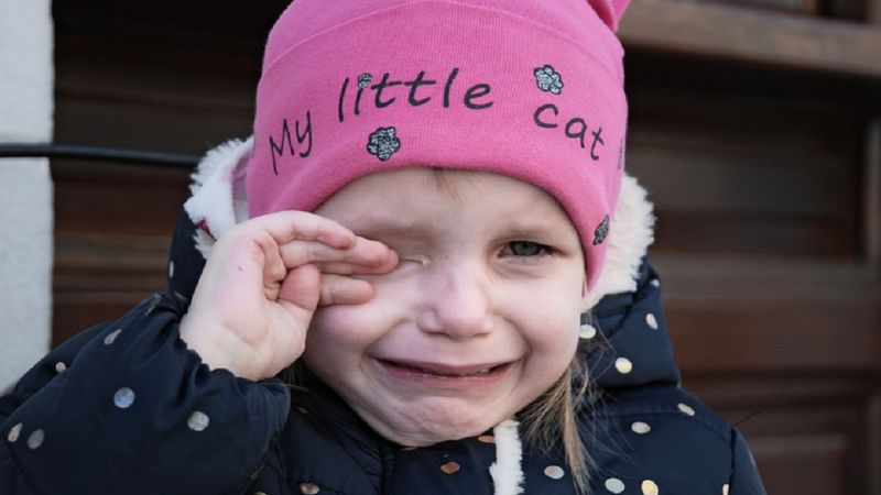 2,5-latka z Wrocławia prosiła sąsiadów o jedzenie. Choć jej matka była w domu