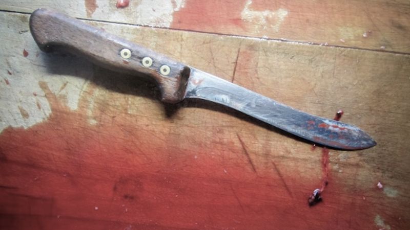 Matka z Łodzi wbiła 19-letniej córce nóż w plecy. Dziewczyna uciekła przez okno