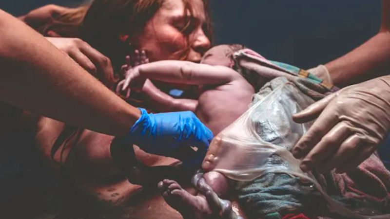 17 intymnych zdjęć przedstawiających cud narodzin. Zapierają dech w piersiach