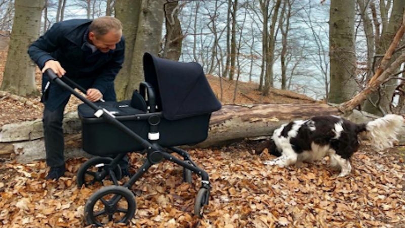 Donald Tusk wrzucił na Instagram zdjęcie z pierwszą wnuczką. Wywołało lawinę komentarzy