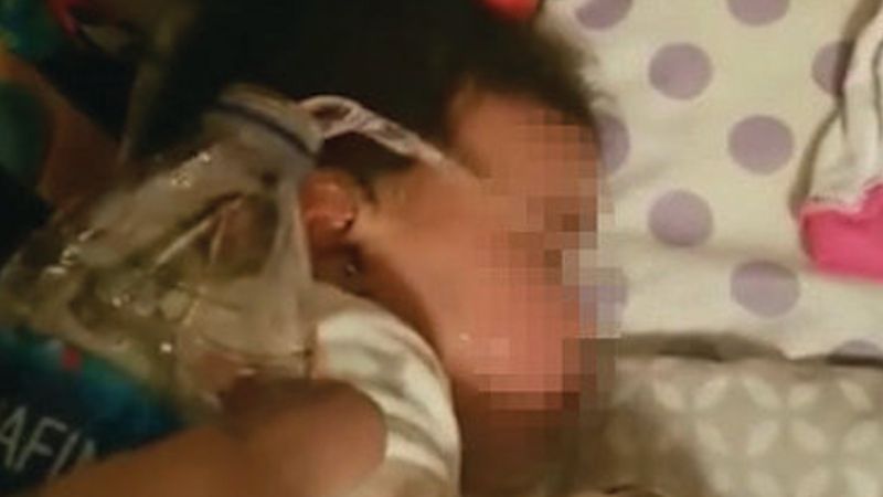 Matka wylewa wodę na śpiącą 9-miesięczną córeczkę. Śmieje się, gdy dziewczynka się dusi