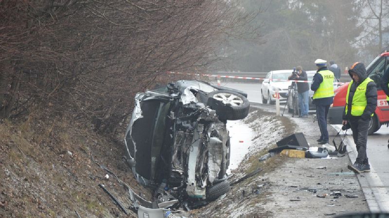 Tragiczny wypadek na drodze do Gdańska. Śmierć poniosły 2 młode osoby