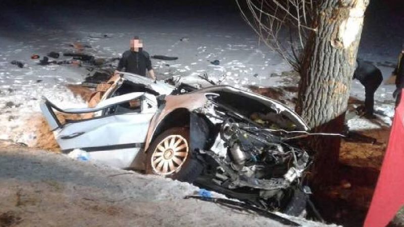 Śmiertelny wypadek w miejscowości Wierzbięcice. 18-latek zjechał z drogi i uderzył w drzewo