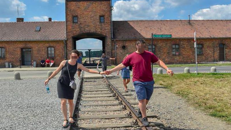 Seria niestosownych zdjęć w Auschwitz. „Ludzie uszanujcie to miejsce!”