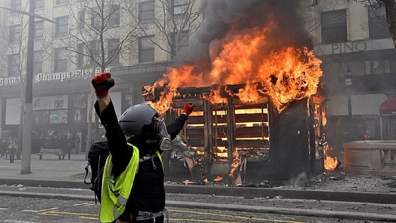 Żołnierze we Francji dostali pozwolenie na strzelanie do protestujacych