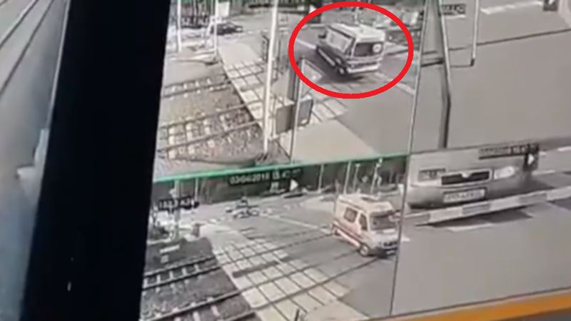 Jest nagranie z wypadku karetki na przejeździe w Puszczykowie. Kierowca próbował ratować sytuację