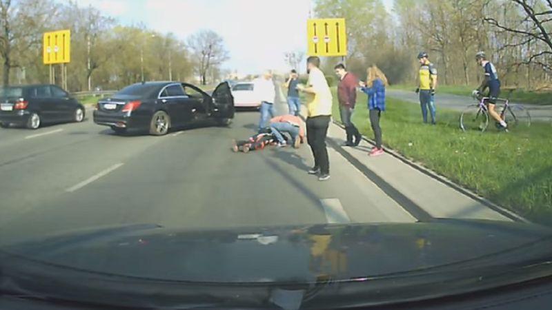 Wrocław: Jeleń wbiegł w pędzącego motocyklistę! Wypadek wygląda groźnie
