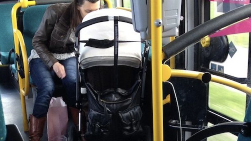 Gdy wysiadała z autobusu, wózek z 2-latką zaklinował się w drzwiach. Kierowca nie przebierał w słowach