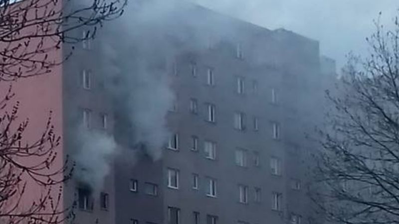 Pożar w krakowskim wieżowcu. 18-latka w akcie desperacji wyskoczyła z 6. piętra